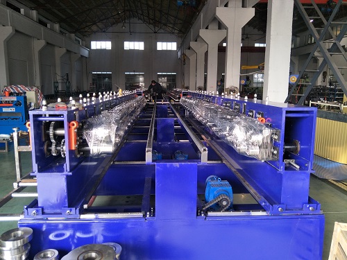 在制作樓承板時(shí)使用樓承板成型設(shè)備，應(yīng)該注意的事項(xiàng)有哪些？應(yīng)考慮哪些因素？